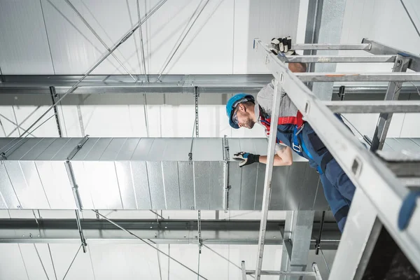 Hvac Air Quality Technologies Technician Finishing Project Looking Scaffolding Air — Stock Photo, Image