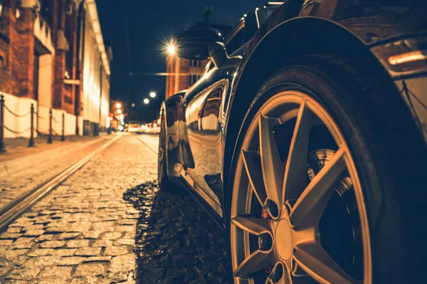 Vista Laterale Della Moderna Auto Sulla City Street Notte Tema — Foto Stock