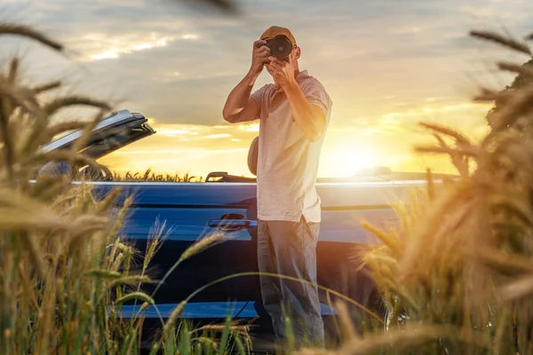 40多岁的白种人自然摄影师在他的车旁边拍照 夏季公路旅行和拍摄的方式 摄影主题 — 图库照片