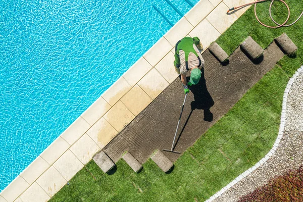 Paisajista Profesional Caucásico Instalación Césped Nuevo Alrededor Piscina Residencial Suelo —  Fotos de Stock