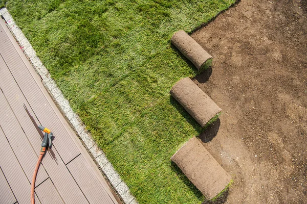 Landschapsarchitectuur Rollen Nieuw Geïnstalleerde Grasmatten Naast Het Zwembaddek Industrieel Thema — Stockfoto