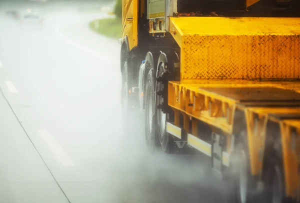 Semi Camión Una Autopista Conducción Camiones Tema Transporte Lluvia Pesada —  Fotos de Stock