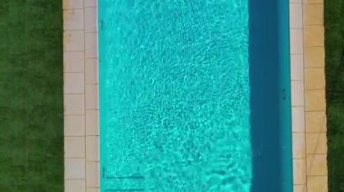 Dar Yüzme Havuzu ve Çimenli Yaz Gününde Havadan Bakış Alanı.