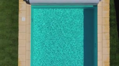 Uzun ve Dar Yüzme Havuzu ve Çimen Bölgesi Yerleşim Bölgesi 'nde Güneş Kapağı Yuvarlanmış.