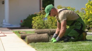 Kafkasyalı adam New Grass 'ı Yerleşim Bahçesi Bölgesi' nin yakınındaki temiz sıralarda açarak kuruyor.. 