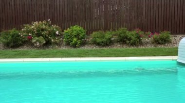 Profesyonel bahçıvan, Toprağı Seviyelendirmeyi Bitirdi ve Özel Konuta Birçok Taze Çim Yerleştirmeye Hazırlanıyor. 