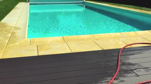 Petite Piscine Vierge Avec Eau Propre Dans Cour Isolée Clôturée — Video