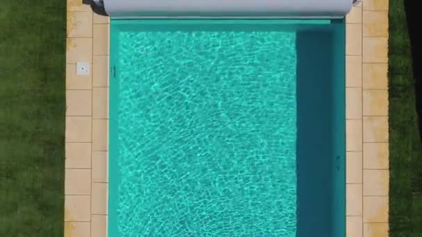 Zone Longue Étroite Piscine Herbe Avec Couverture Solaire Protection Laminée — Video