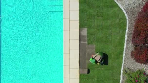 Homme Paysagiste Roulant Petites Pièces Rectangulaires Gazon Près Piscine Dans — Video