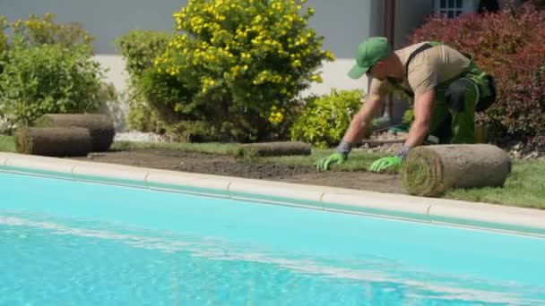 Peyzaj Erkek Müteahhiti Temiz Mavi Yüzme Havuzu Nun Kıyısında Yeni — Stok video