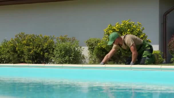 Kafkas Bahçe Düzenleyicisi Yüzme Havuzunun Yakınına Çimen Ruloları Yerleştiriyor Parçaları — Stok video