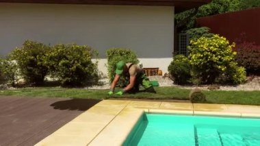 Profesyonel Bahçe Kurucusu Doğal Çimen Çimenliği Yuvarlıyor Konutun Arkasında Yeşil Yama Oluşturuyor. 