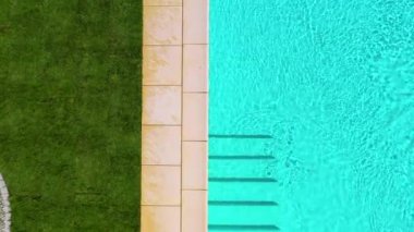 Açık Mavi Yeni Yapılmış Yüzme Havuzu ve Konut Arazisinde Taze Çimen. 