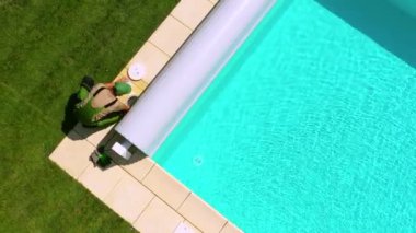 Kafkas Havuz Teknisyeni Süzgeç Sepeti ve Eski Filtreyi Dışarıdaki Özel Havuza Değiştirme.