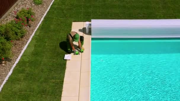Erkek Havuz Bakım Şçisi Dış Yüzme Havuzunda Süzgeç Filtresi Kontrol — Stok video