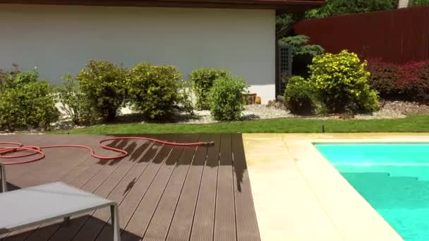 Yeni Yüzme Havuzu Tahta Güvertesi Yeni Kurulan Çimenlik Bahçesi Ile — Stok video