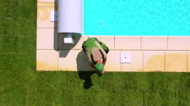 Erkek Şçi Bahçeyi Otomatik Sulama Sistemi Ayarlıyor Fıskiyeleri Taze Kurulmuş — Stok video
