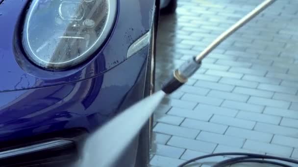 Reinigen Und Waschen Schmutzigen Sportwagen Mit Hochdruck Wasser Sprühstab Draußen — Stockvideo