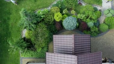 Tek kişilik bir aile evi, iyi tasarlanmış ve geliştirilmiş bir manzara. Erkek Bahçıvan Çimen Bölgesiyle ilgileniyor. 