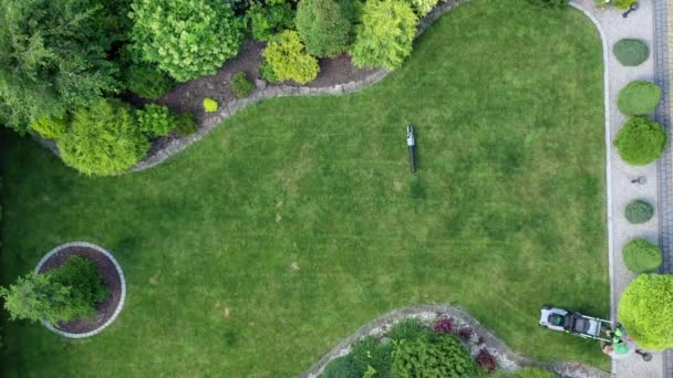 Вид Воздуха Человека Вырубающего Зеленую Траву Электрической Косилкой Большом Жилом — стоковое видео