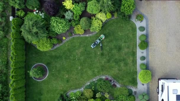 Hombre Jardinero Cortando Hierba Patio Delantero Casa Privada Vista Aérea — Vídeos de Stock