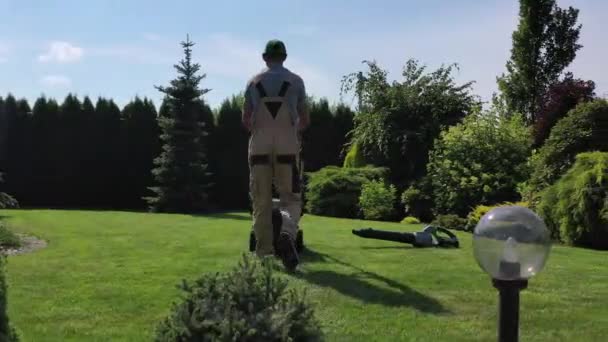 Vista Del Jardinero Masculino Caucásico Cortando Hierba Cuidando Césped Verde — Vídeos de Stock