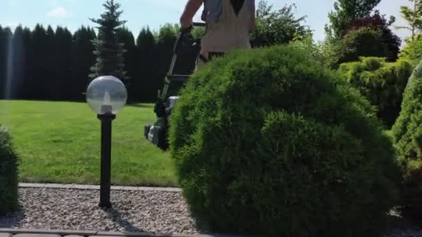 Wunderschöne Gut Entwickelte Privatresidenzlandschaft Männlicher Gärtner Mäht Gras Bepflanzte Bäume — Stockvideo