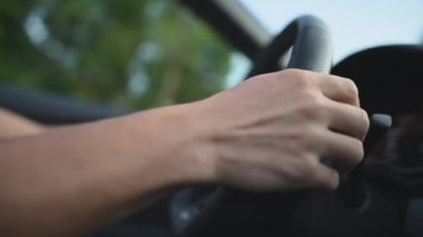 Direksiyon başındaki adama yaklaş. Direksiyon manuel modu olan otomatik araba. Sürücü Elle Değiştirme Pedallarına Basılarak Vites Değiştiriyor. 