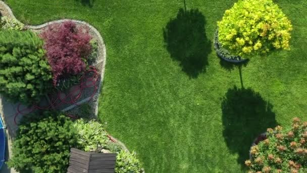 Аерофотозйомка Газону Саду Теплий Літній День Сучасний Дизайн Саду Поєднує — стокове відео
