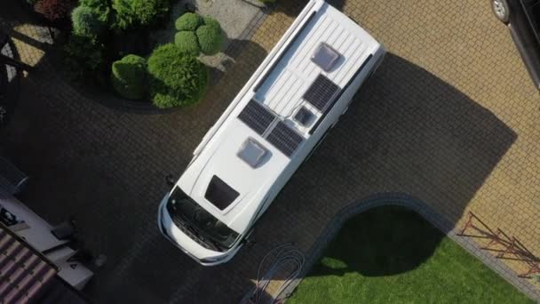 Vista Aerea Medie Dimensioni Veicolo Ricreativo Parcheggiato Strada Privata Camper — Video Stock