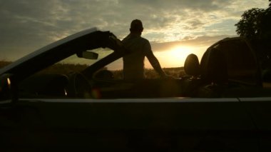 Majestic Açık Buğday Çiftliği 'nde dramatik bir gün batımı. Orta Çağ Adamı Gün Batımını Tek Başına İzliyor. 