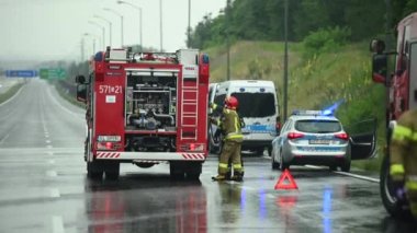 Silezya, Güney Polonya, 20 Temmuz 2020. Polis araçları ve itfaiye araçları kaza mahallinde. Kurtarma Ekibi itfaiye hortumlarını çalıştırıyor ve kazaya yardım ettikten sonra ayrılıyor.. 