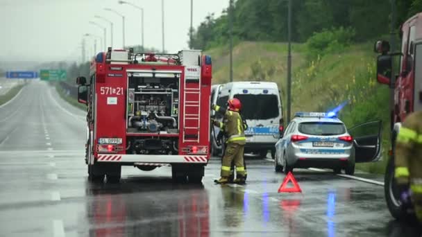 南ポーランドのシレジア 2020年7月20日 事故現場の警察車両や消防車 救助隊が消防ホースを転がし 事故を支援した後に出発 — ストック動画