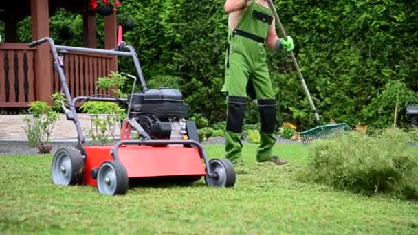 Mužský Dělník Uklízí Travní Stříhání Sekání Obytných Dvorů Údržba Zahrady — Stock video