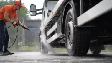 Taşıyıcı Sürücü Basıncı Aracını Yıkıyor. Otomobil sevkiyatından sonra Flatbed Truck Trailer Temizleme ve Dezenfekte. 