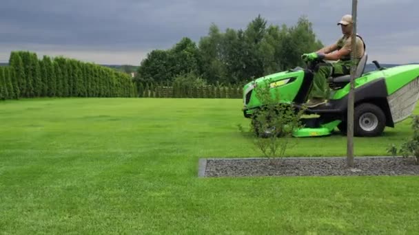 专业园艺师使用商业游乐花园拖拉机设备 在后院内割草 景观美化及园艺主题 — 图库视频影像