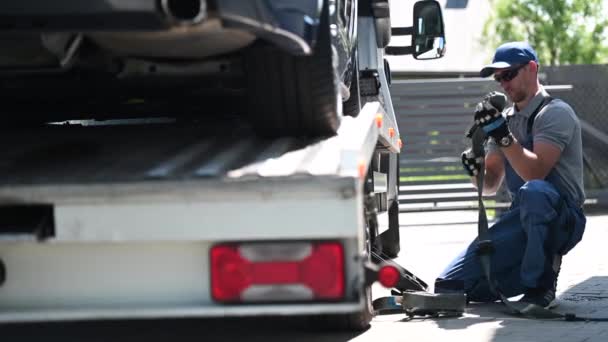 Auto Transport Flatbed Trailer Med Bil Toppen Manlig Förare Fällbar — Stockvideo