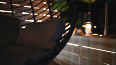 Gecenin geç saatlerinde romantik mum yakma ve bahçe bahçesinin arka bahçesinde rahat koltuklar.. 