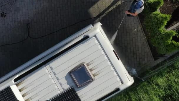 Wohnmobil Männlich Besitzer Waschen Und Detaillieren Außerhalb Des Fahrzeugs Mit — Stockvideo