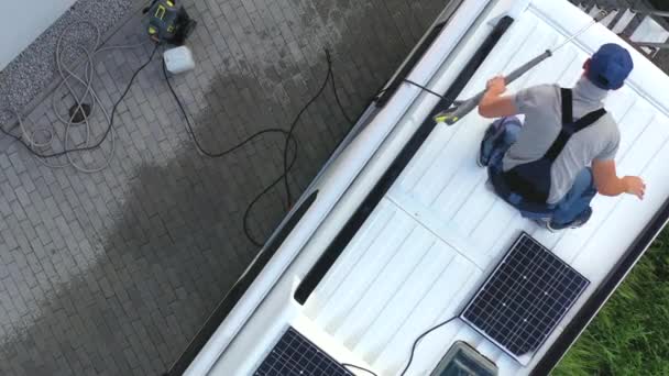 Man Roof Recreational Vehicle Hand Washing Exterior Σφουγγάρι Και Πλυντήριο — Αρχείο Βίντεο