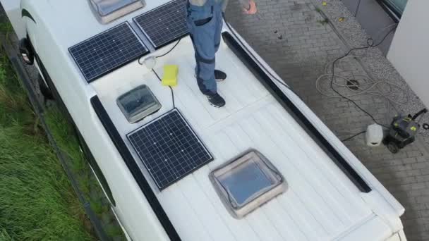 Homme Lavant Saleté Crasse Outre Avec Équipement Électrique Essayant Éviter — Video