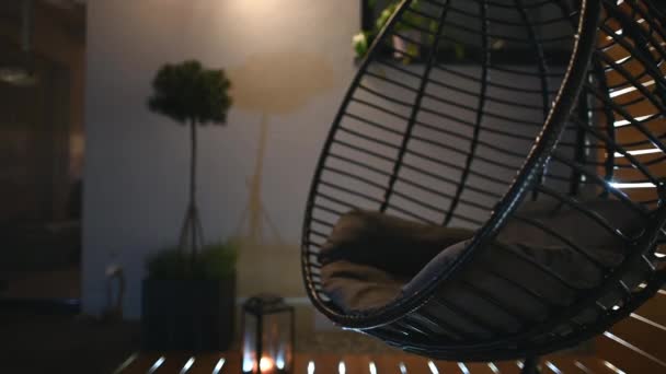 Gemütliche Kleine Raum Hinterhof Deck Design Mit Schwebenden Ovalen Stuhl — Stockvideo