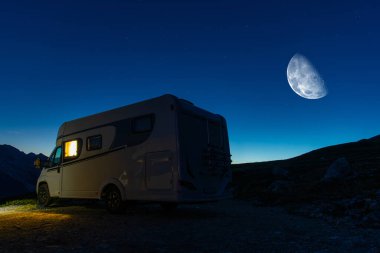 Modern Dinlenme Aracı Karavanı Kamp Minibüsü ve Açık Gece Yıldızlı Gökyüzü ile Kamp Sahası Üzerinde Ay. RV TemasıName.