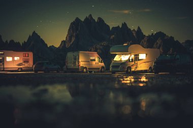 Karavanda Yaz Tatili ve Yolculuk. Eğlence amaçlı araçlar, gece Alp kampı karavanları. Dolomitler Misurina, İtalya.