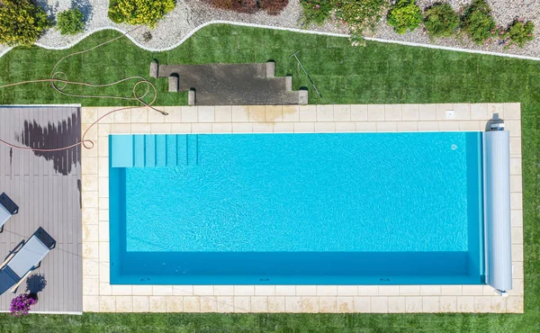 Luftaufnahme Von Brandneuen Outdoor Wohn Schwimmbad Schönen Garten Hinterhof Fertigstellung — Stockfoto