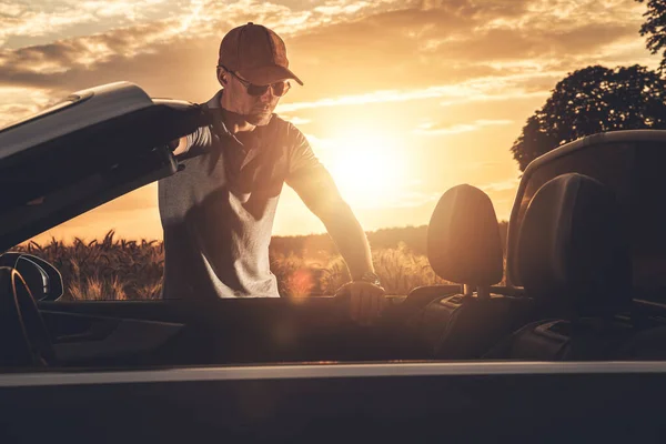 Conducteur Caucasien Dans Quarantaine Convertible Car Summer Road Trip Coucher — Photo