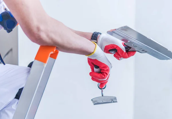 Kaukasiska Home Improvement Worker Med Lappning Verktyg Händerna Och Drywall — Stockfoto