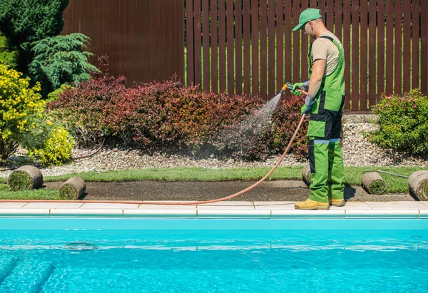 Kaukasische Tuinier Afwerking Buiten Tuin Zwembad Installeren Van Nieuwe Natuurgras — Stockfoto