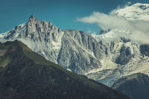 勃朗峰 Mont Blanc Massif Chamonix Mont Blanc 位于法国 世界著名的米迪古城塔顶3842M — 图库照片