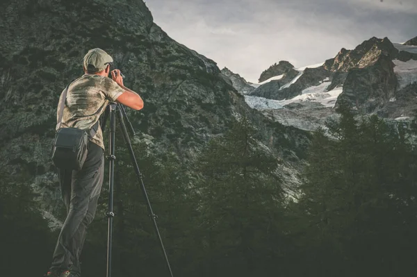 Caucasian Nature Photographer His 40S Taking Alpine Landscape Pictures Using — Stock Photo, Image